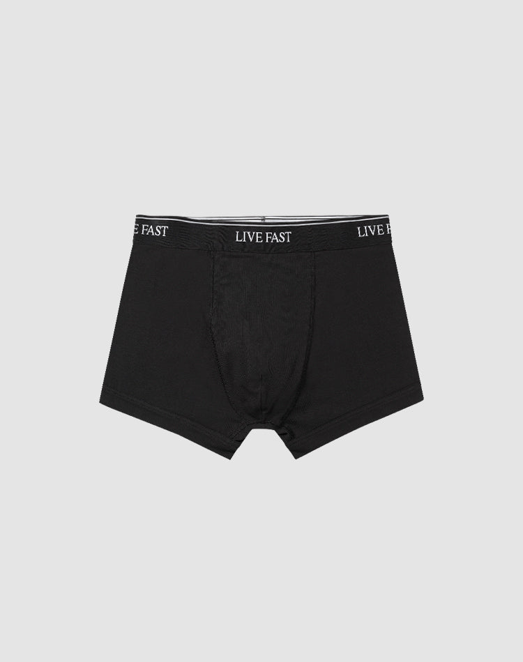 Das 2er-Set "Live Fast Trunks" von LIVE FAST DIE YOUNG bietet schwarze Herren-Boxershorts aus Baumwolle mit elastischem Bund und weißem LIVE FAST-Schriftzug, präsentiert auf schlicht hellgrauem Hintergrund.