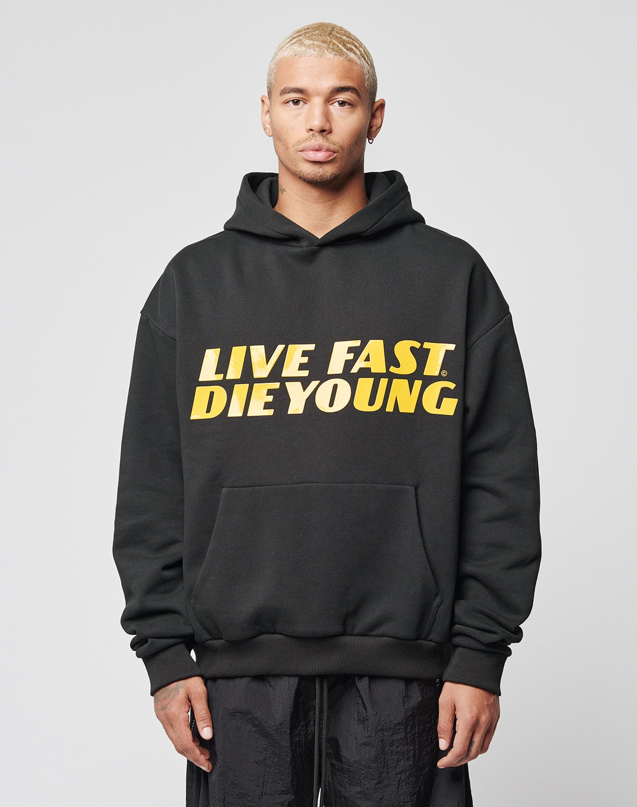Drift Hoodie Schwarz: Authentic Streetwear – LIVE FAST DIE YOUNG