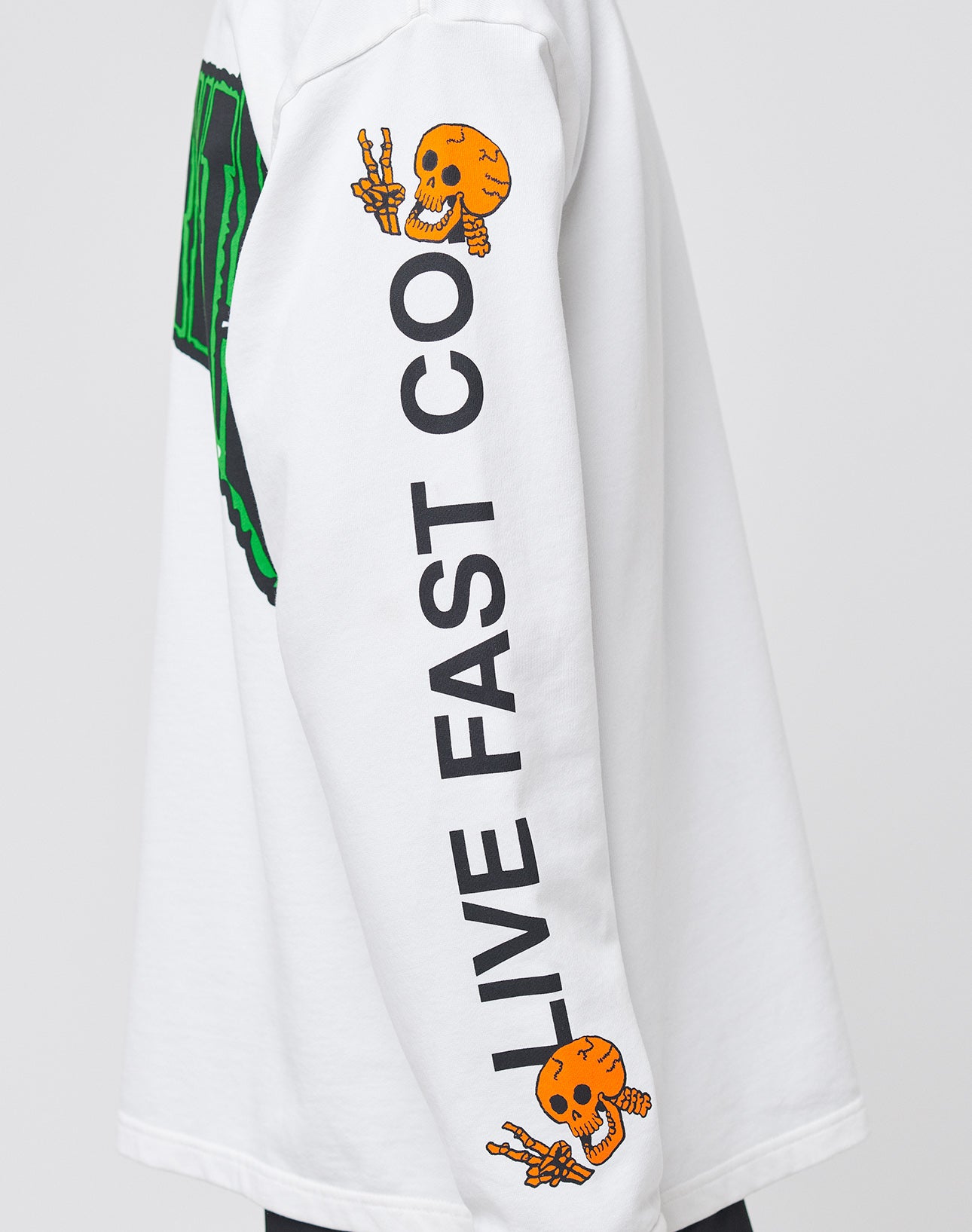 The No Rich Parents Longsleeve by LIVE FAST DIE YOUNG is a regular fit white shirt made from 100% Baumwolle, featuring black LIVE FAST CO. text down the sleeve and orange skull and peace-sign hand graphics.