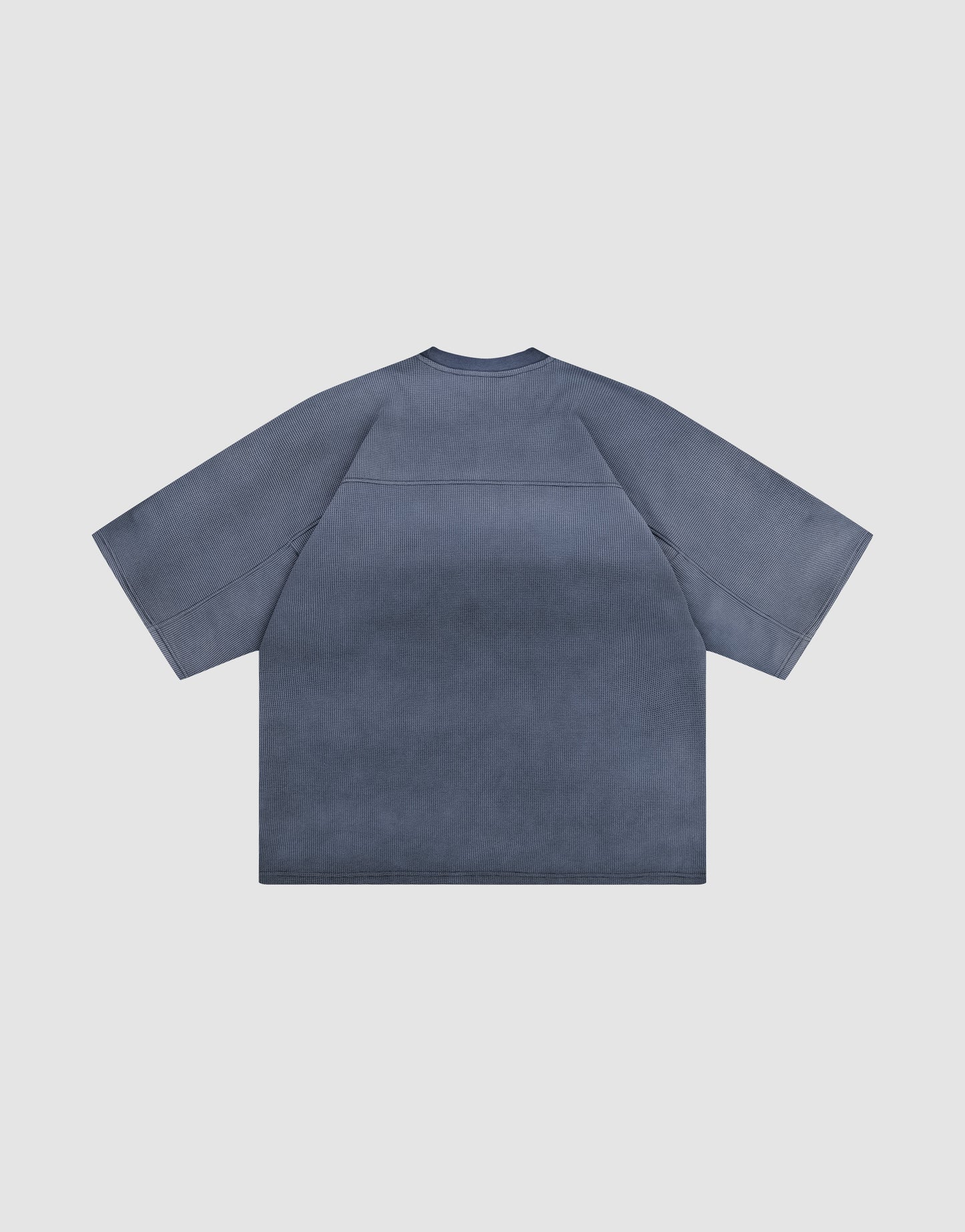 The LIVE FAST DIE YOUNG Faded Waffle Jersey is an oversized short-sleeved shirt in washed blue, shown from the back on a white background. Made from 100% Baumwolle, it features loose sleeves and visible shoulder seams.