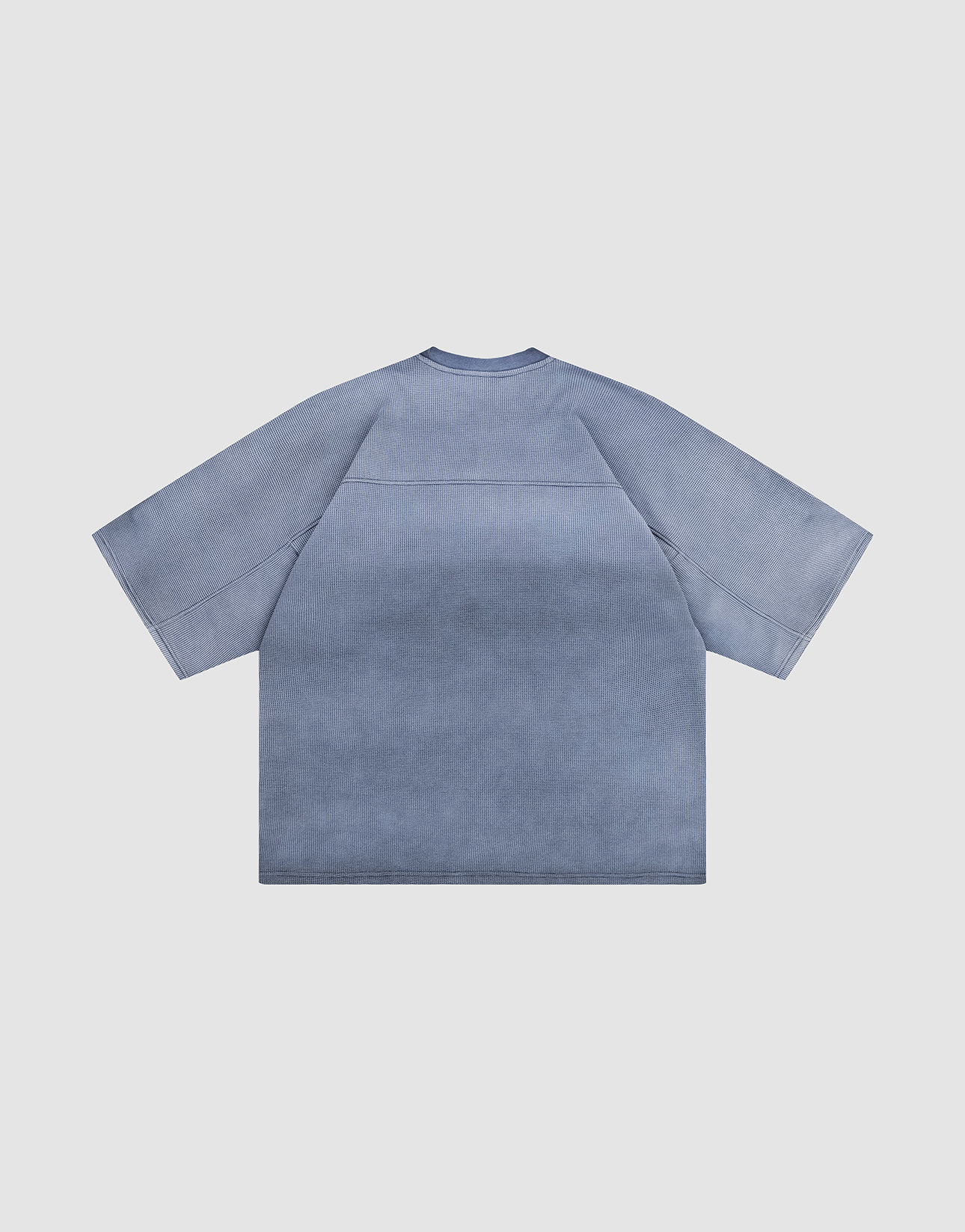 The LIVE FAST DIE YOUNG Faded Waffle Jersey is a loose, short-sleeved blue-gray Oversize Fit T-shirt with a washed gradient effect, made from 100% Baumwolle. Shown from the back, laid flat on a white background.