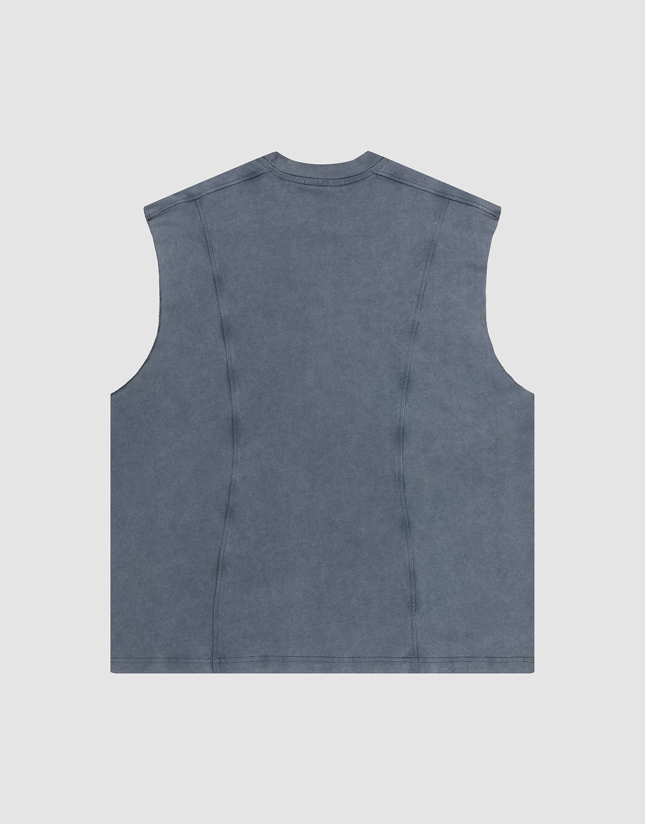 The Heavy Muscle Tank by LIVE FAST DIE YOUNG is a sleeveless, oversized faded blue-gray vest, shown flat from the back with visible seam lines, no fastenings or decorations, and crafted from 100% Baumwolle for comfort.