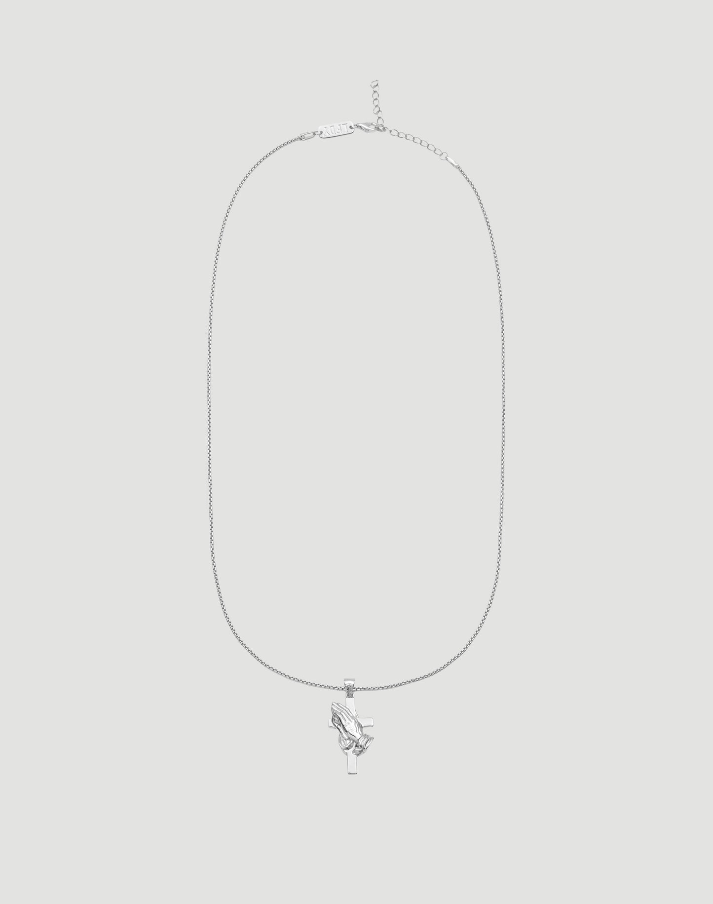 Die LFDY Praying Chain von LIVE FAST DIE YOUNG ist eine größenverstellbare 52 cm Sterlingsilber-Kette mit handförmigem Anhänger, der eine Rose hält. Präsentiert auf schlicht hellem Hintergrund.