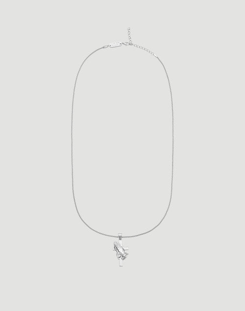 Die LFDY Praying Chain von LIVE FAST DIE YOUNG ist eine größenverstellbare 52 cm Sterlingsilber-Kette mit handförmigem Anhänger, der eine Rose hält. Präsentiert auf schlicht hellem Hintergrund.