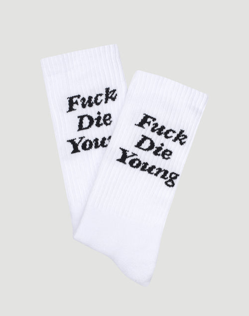 Das 2er-Pack LIVE FAST DIE YOUNG Fuck Die Young Socks aus pflegeleichter, waschbarer Baumwolle in Weiß mit schwarzem Schriftzug wird auf schlichtem, hellgrauem Hintergrund präsentiert.