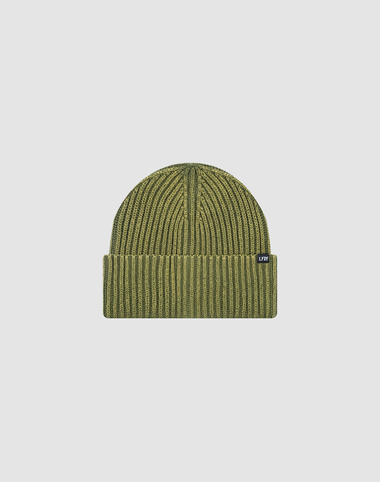 The LIVE FAST DIE YOUNG Washed Rib Knit Beanie in olive green features a ribbed knit design, folded cuff, and a small black flag label, all crafted from 100% Baumwolle and shown on a plain light gray background.