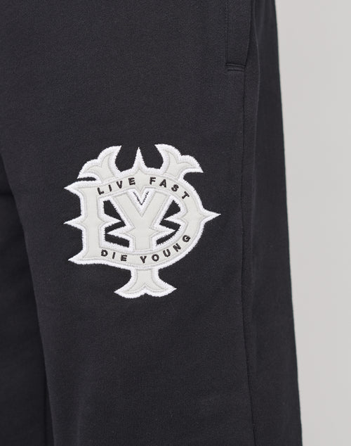 Die DY Loose Jogger von LIVE FAST DIE YOUNG ist eine schwarze Baumwollhose im Loose Fit mit Elastikbund, verziert mit einem weißen Patch samt Markenemblem an der Seite.