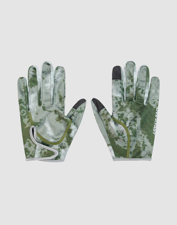 A pair of green camouflage LIVE FAST DIE YOUNG Live Fast Gloves with reflektierender Druck and touchscreen-compatible fingertips, shown palm up and down on a plain white background.