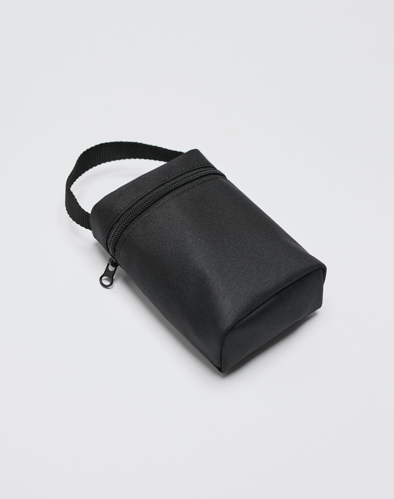 The LIVE FAST DIE YOUNG Live Fast Paintbag is a small black rectangular nylon bag with a Reißverschluss and a short fabric handle, shown on a plain white background.