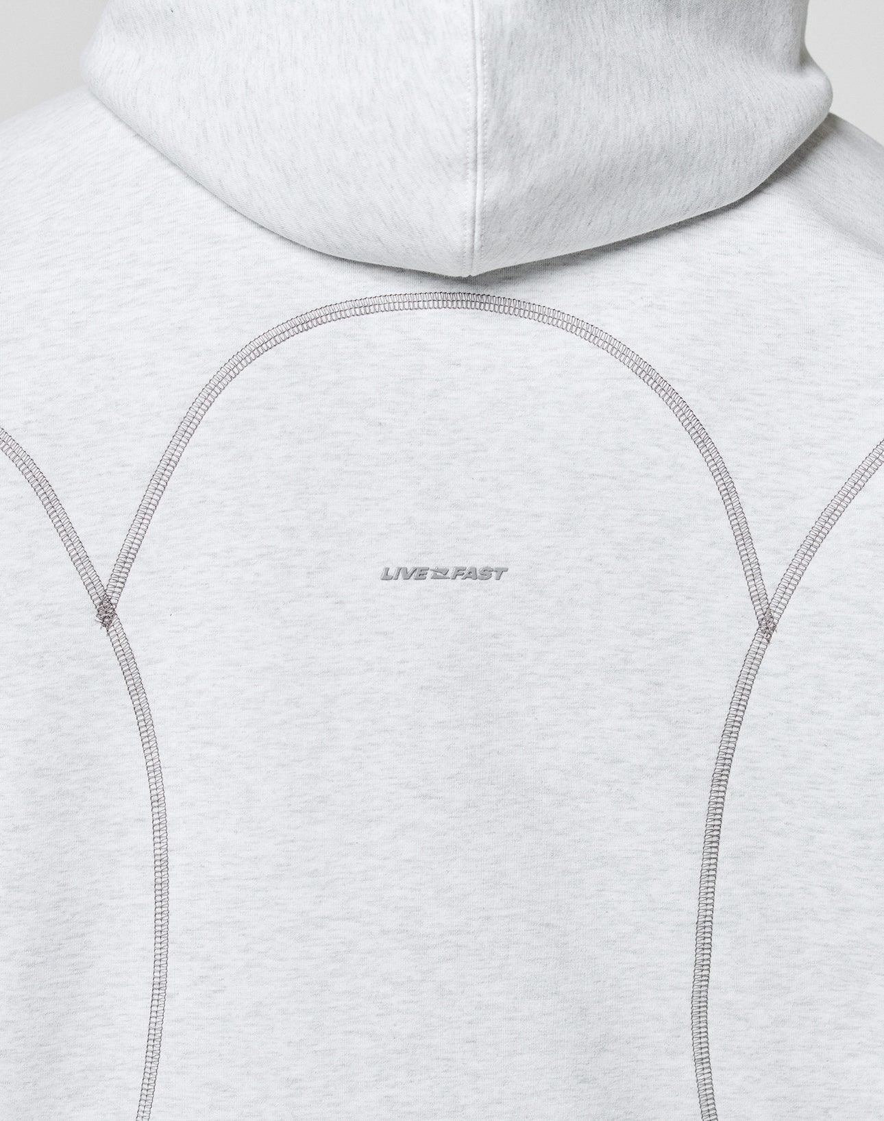 Back of the LFDY Active Fleece Hooded Zip by LIVE FAST DIE YOUNG in light gray, oversize fit with curved seams, soft Baumwolle. Features a subtle logo and LIVE 2 FAST text at the center.
