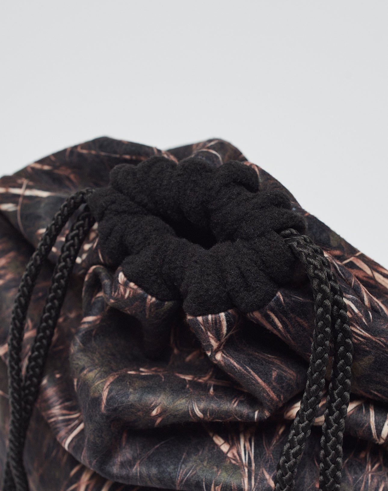 The LIVE FAST DIE YOUNG Live Fast Gymbag features a polyester build, camouflage pattern, and thick black drawstrings through a black fabric opening—ideal as a fleece gym bag.