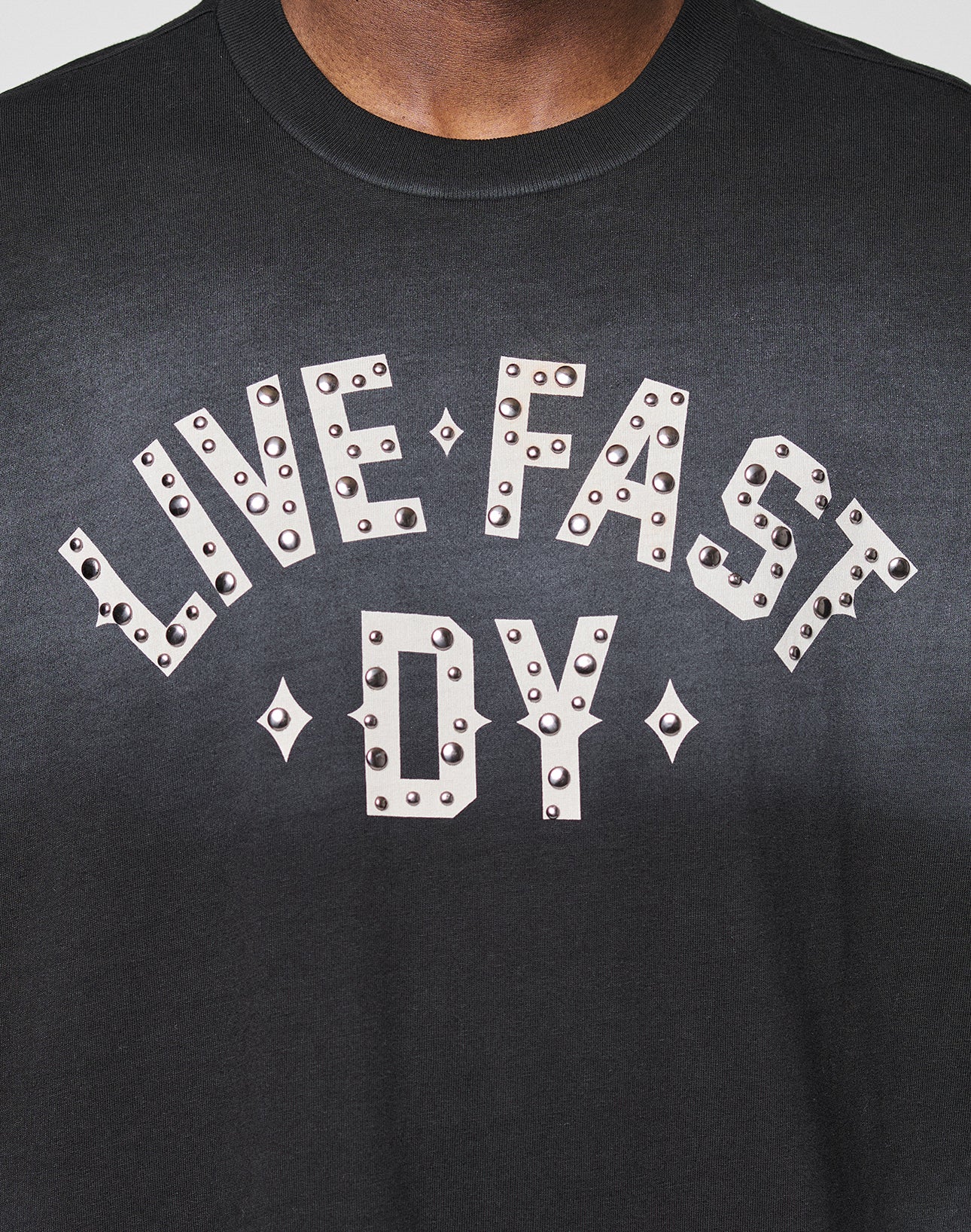 Live Fast Rivet Tee Schwarz Logo auf der Vorderseite mit Nieten