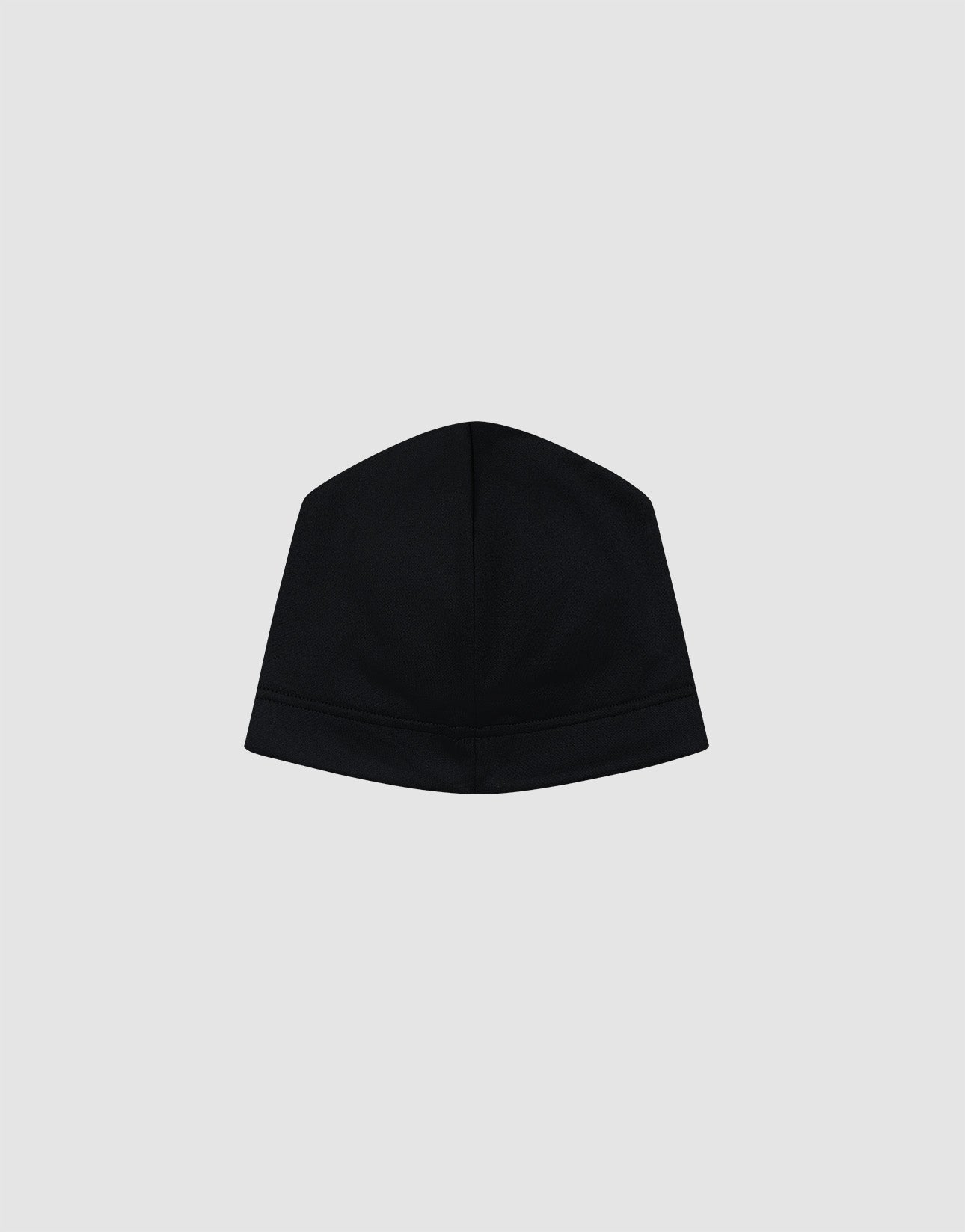 The LIVE FAST DIE YOUNG Live Fast Performance Beanie, a plain black fitted hat with dünne fleece Innenseite, is displayed against a light gray background.