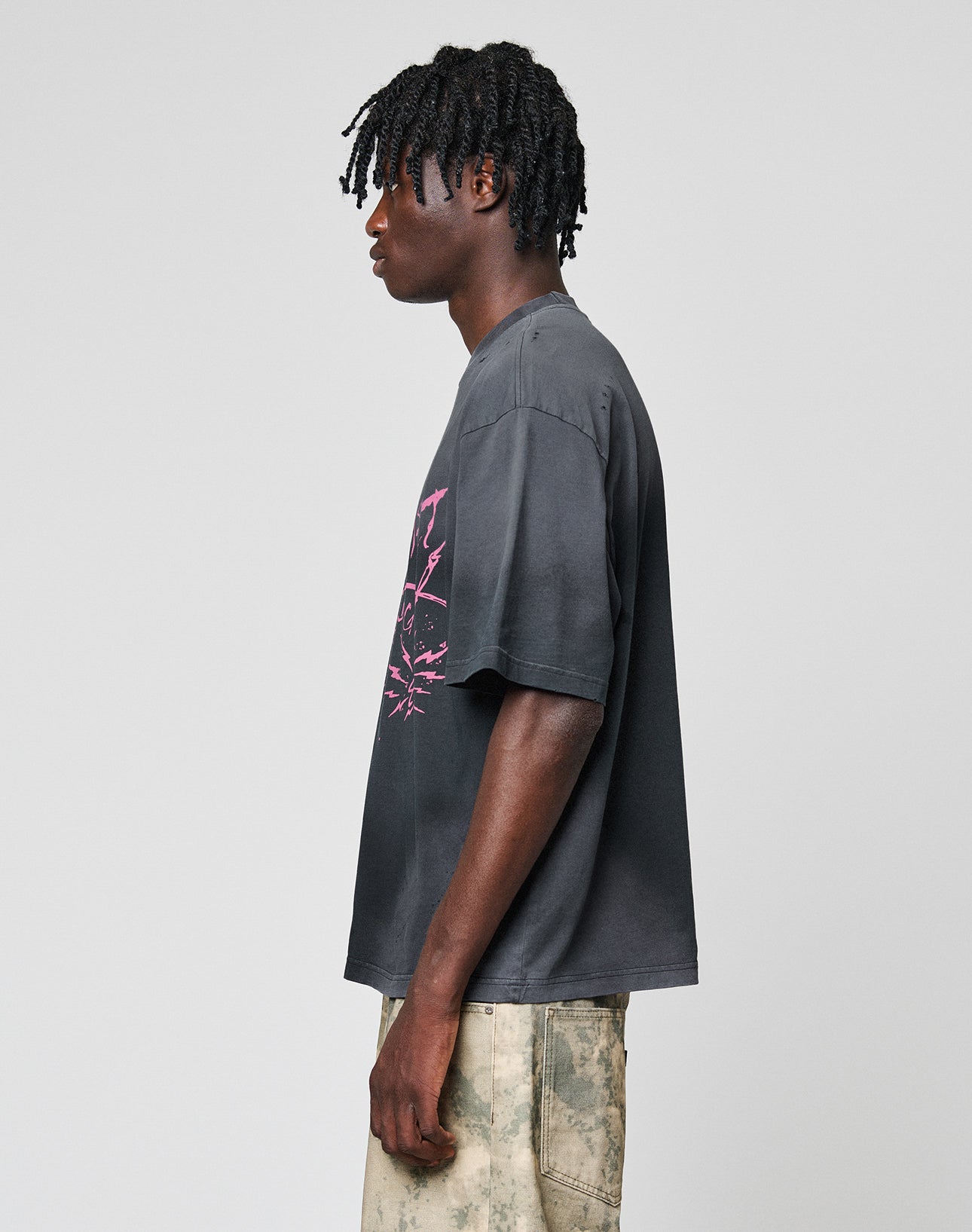 LFDY Scribble Tee Schwarz mit rosa Schrift auf der Brust Seitenansicht