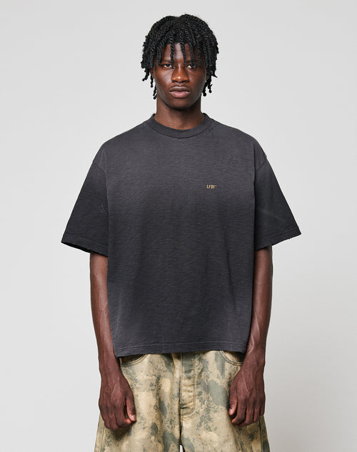 LFDY Hinterhof Tee Schwarz mit LFDY Logo auf der Brust