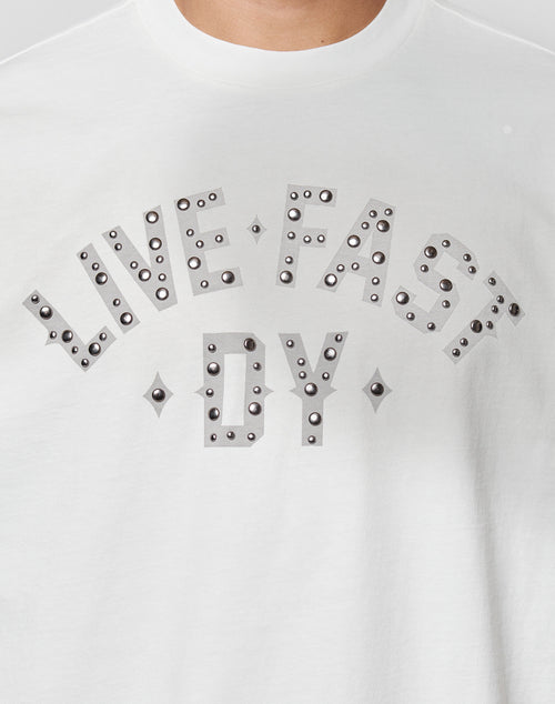 Live Fast Rivet Tee Weiß Logo auf der Vorderseite mit Nieten