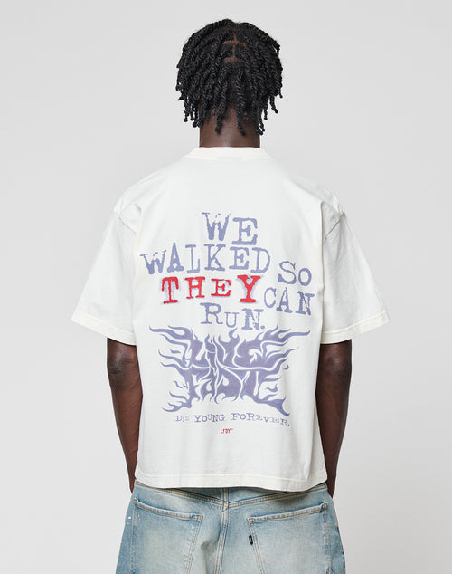 LFDY We Walked Tee Weiß mit Grau rotem Backprint