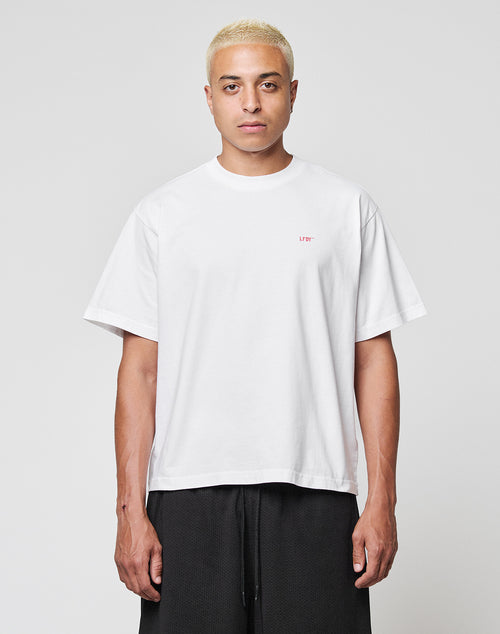 LFDY Hinterhof Tee Weiß mit LFDY Logo auf der Brust