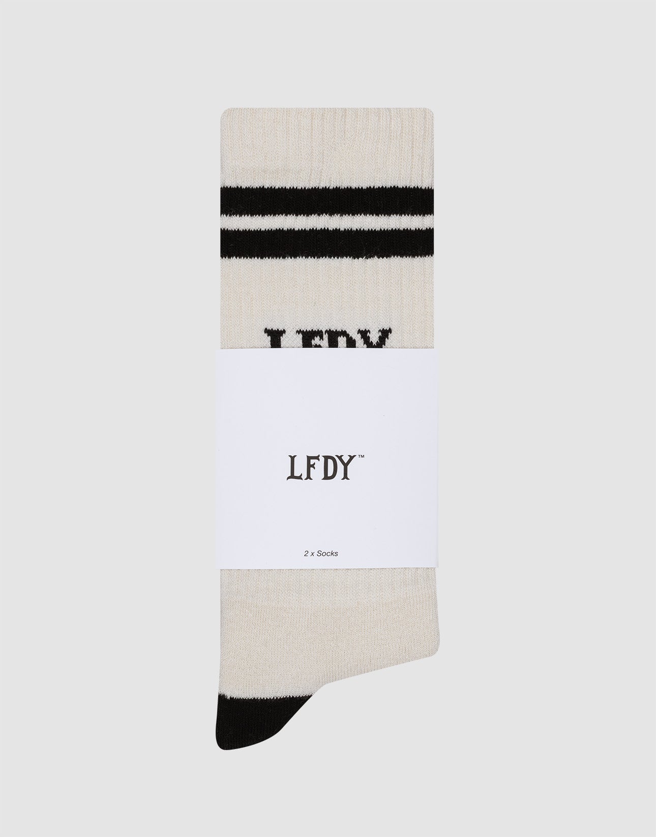 Die 2 Tone Socks (2 Pack) von LIVE FAST DIE YOUNG aus beiger Baumwolle mit schwarzen Streifen am Bund und schwarzer Spitze sind gefaltet, tragen ein weißes LFDY-Label (LF2303-13220) und liegen auf hellem, grauem Hintergrund.