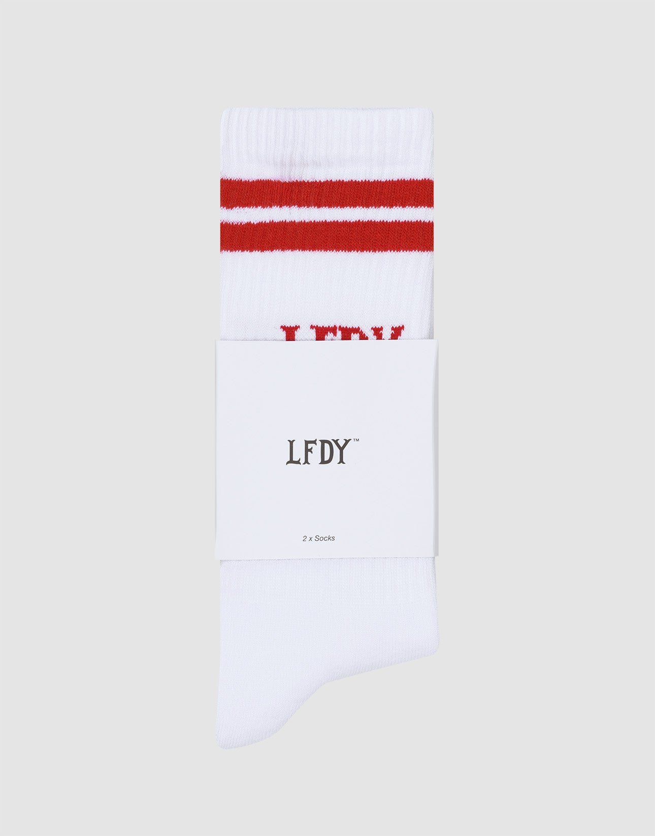A weiße LIVE FAST DIE YOUNG LFDY Logo Socke mit zwei roten Streifen und teils sichtbarem LFDY-Label, präsentiert auf grauem Hintergrund. Die pflegeleichten Socken sind auch als 2er Pack erhältlich.