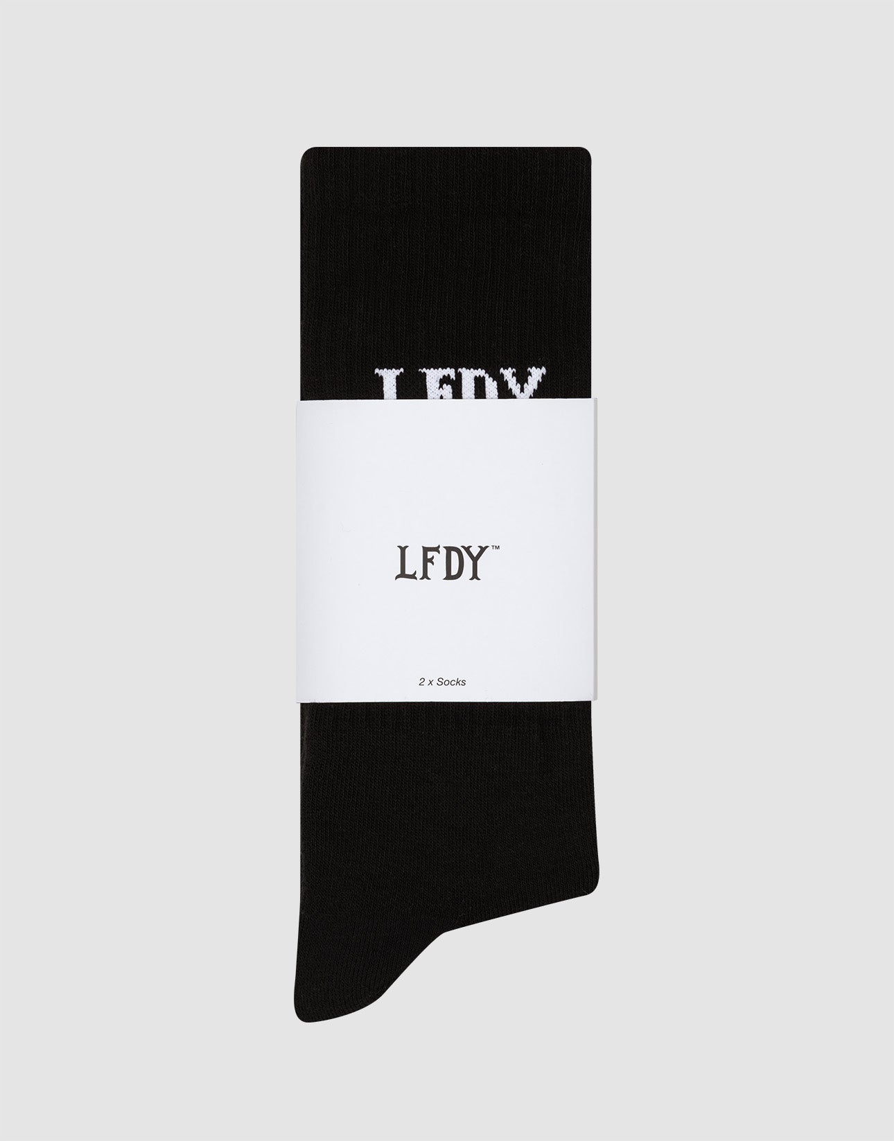Ein Paar schwarze LFDY Logo Socks (2 Pack) von LIVE FAST DIE YOUNG aus Baumwolle, pflegeleicht waschbar, ordentlich gefaltet mit weißem LFDY-Label und „2 x Socks“-Text. Teil des LFDY Logos ist auf der Socke sichtbar.