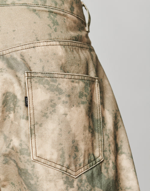 Close-up of the back pocket on LIVE FAST DIE YOUNGs Live Fast Canvas Pants, featuring green and beige camo, detailed stitching, and 100% Baumwolle fabric for a comfortable baggy fit.