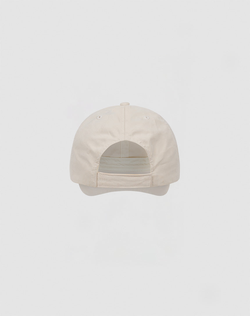 The LIVE FAST DIE YOUNG Basic Cap is shown from the back, featuring a curved brim and adjustable Klettverschluss strap. Made from a Baumwolle-Polyester blend, it appears against a plain, light-colored background.