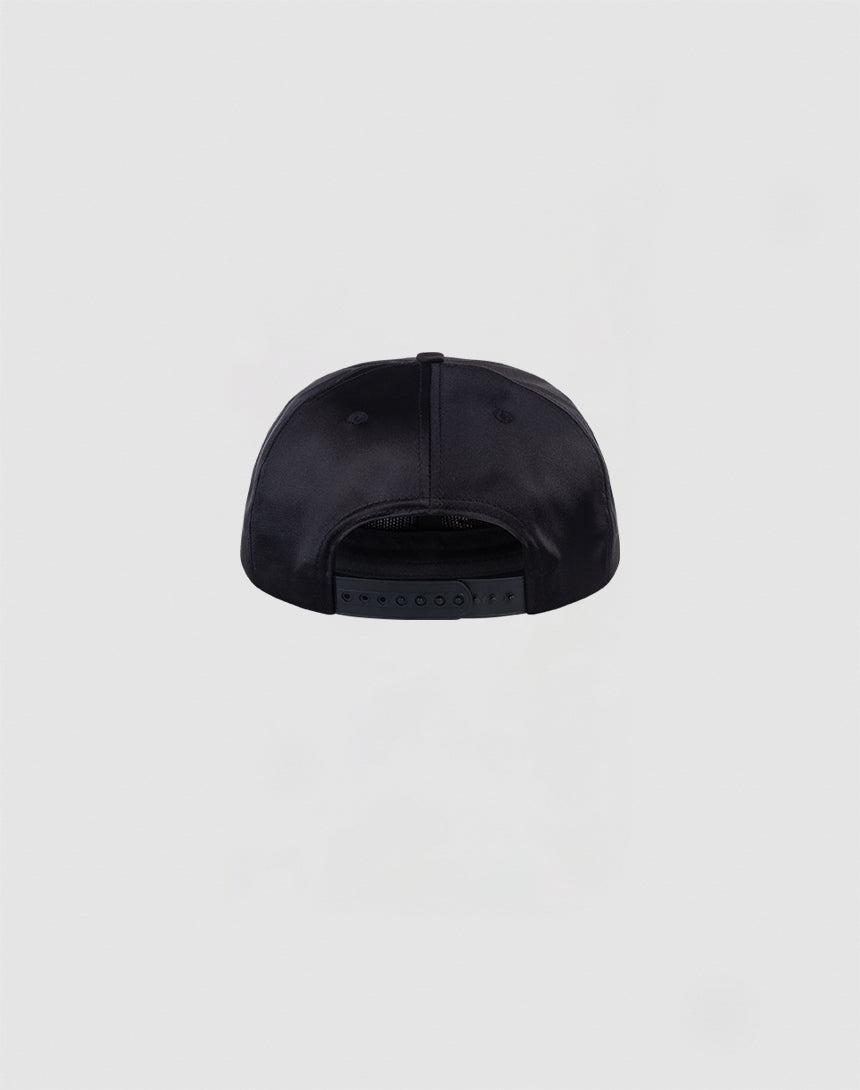 The LIVE FAST DIE YOUNG LFDY Satin Snapback in black, One Size, is shown from the back with an adjustable Snapverschluss, two embroidered eyelets, and subtle 3D-Stick detail on a plain light gray background.