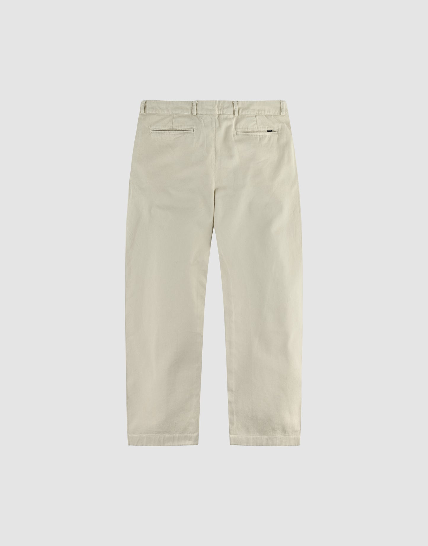 LIVE FAST DIE YOUNG Wide Chino in Beige, Wide Fit, 100% Baumwolle. Flach auf weißem Hintergrund präsentiert; Rückseite mit zwei Paspeltaschen und Gürtelschlaufen am Bund.