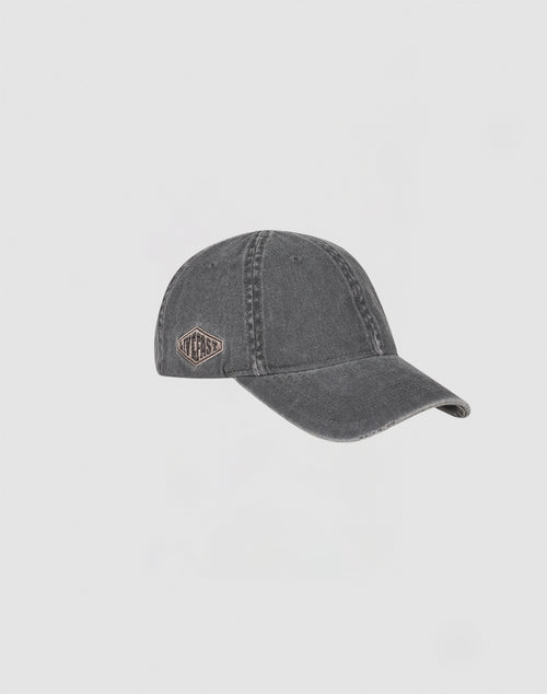 The LIVE FAST DIE YOUNG Distressed Basic Cap features gray denim, visible stitching, a small diamond patch on the side, subtle distressing, and a practical Klettverschluss. Shown against a plain white background.