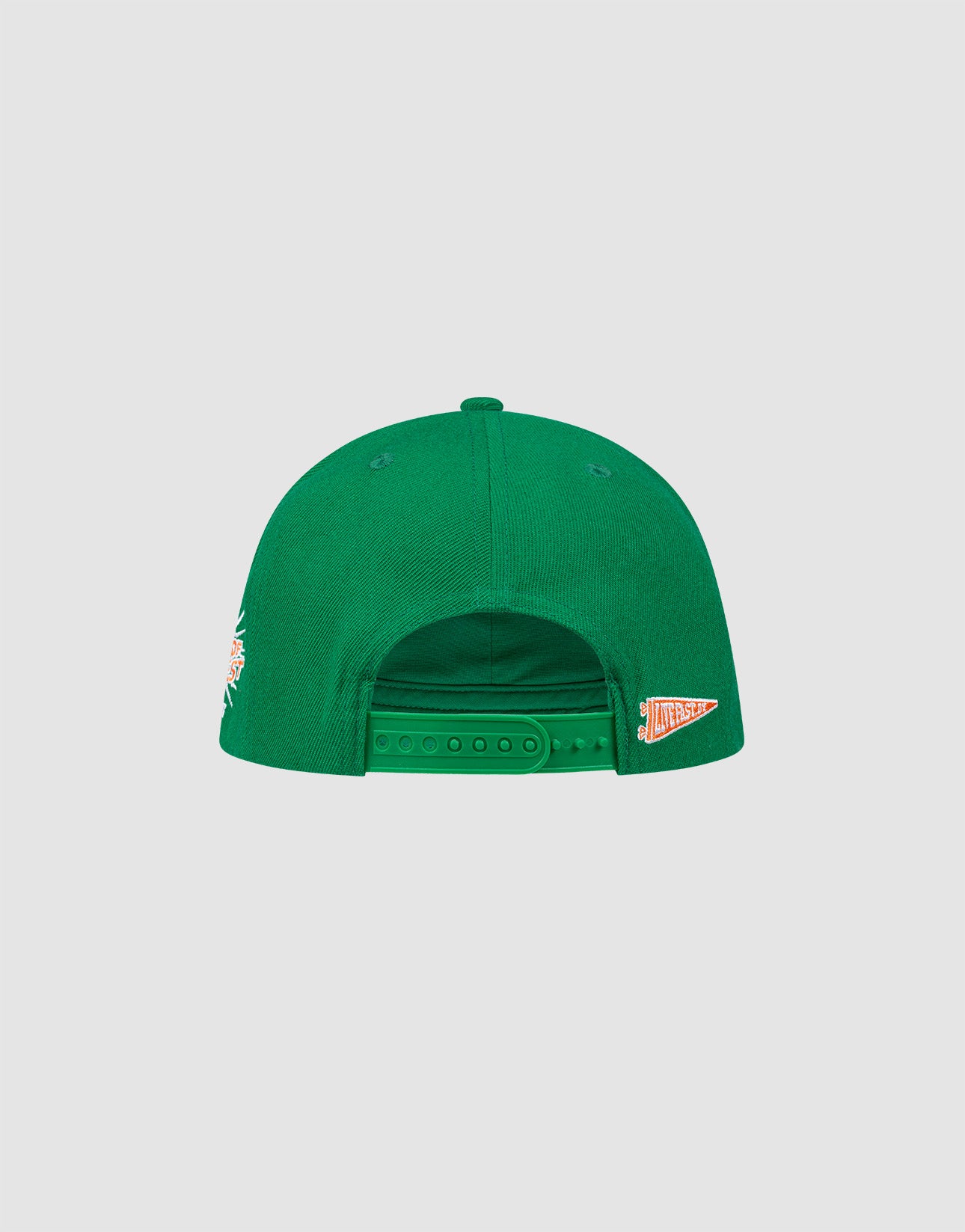 The LFDY Snapback by LIVE FAST DIE YOUNG is a green baseball cap with an adjustable Snapverschluss, a small orange and white patch on the lower right back, and a green Schirmunterseite for a classic yet subtle look.