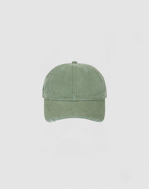 The LIVE FAST DIE YOUNG Distressed Basic Cap in sage green features a curved brim and subtle distressed edges, made from 100% Baumwolle. Shown against a plain white background.