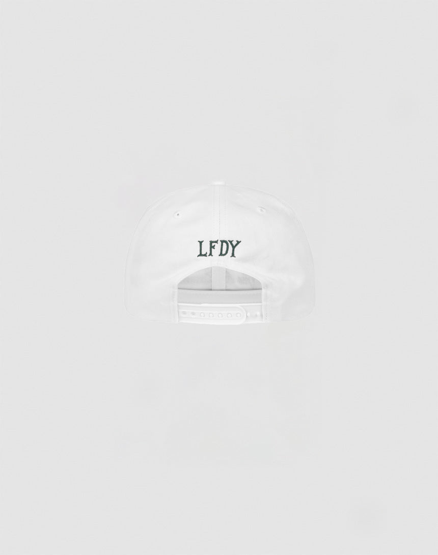 The Live Fast Coffee Cap by LIVE FAST DIE YOUNG is a white, one-size snapback with black LFDY embroidery above the adjustable strap, crafted from 100% Baumwolle and inspired by the LFDY Berlin Café culture.