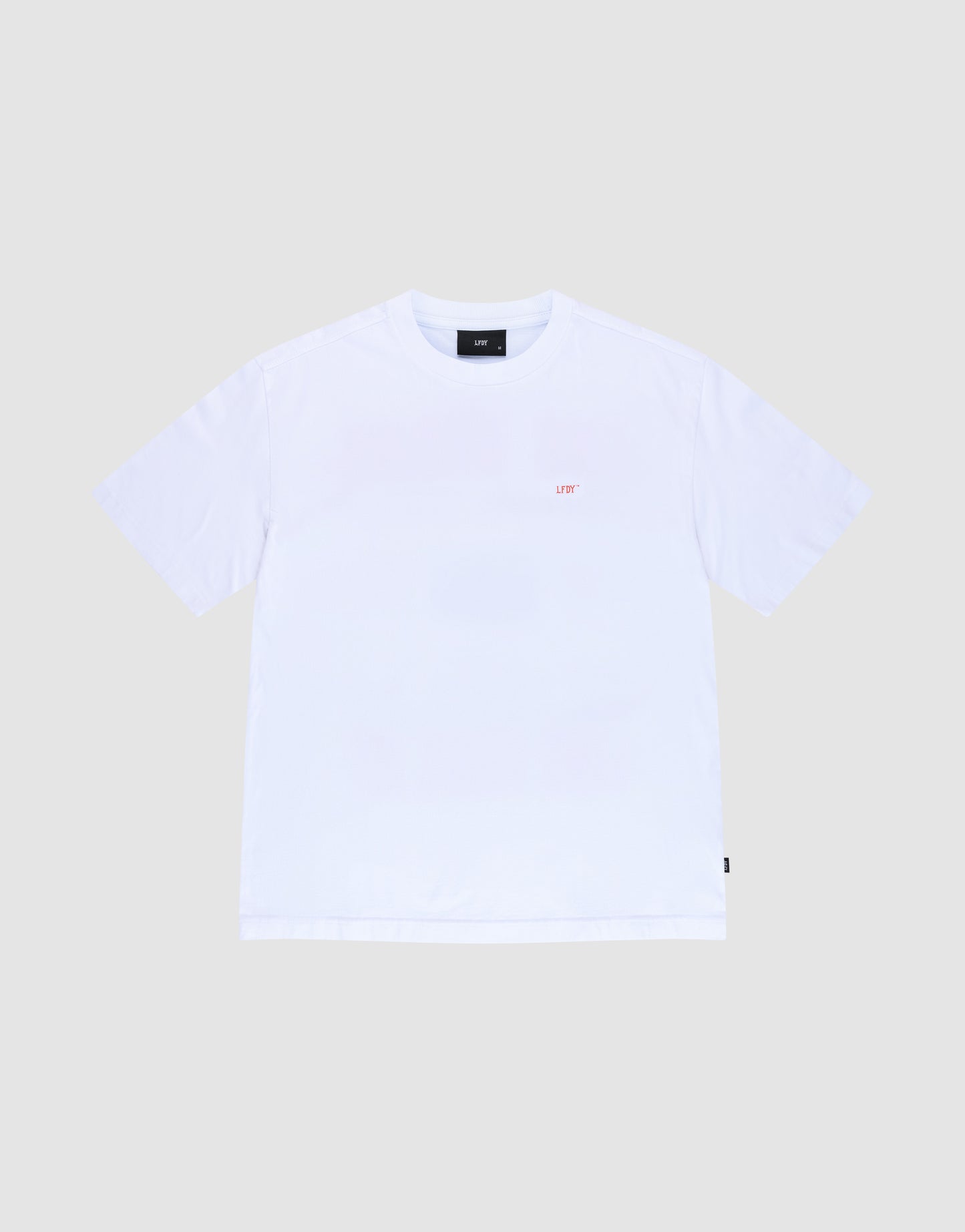 The LIVE FAST DIE YOUNG Live Fast Vegas Tee is a plain white, 100% Baumwolle short-sleeve T-shirt shown on a light gray background with a small, subtle logo near the left chest.