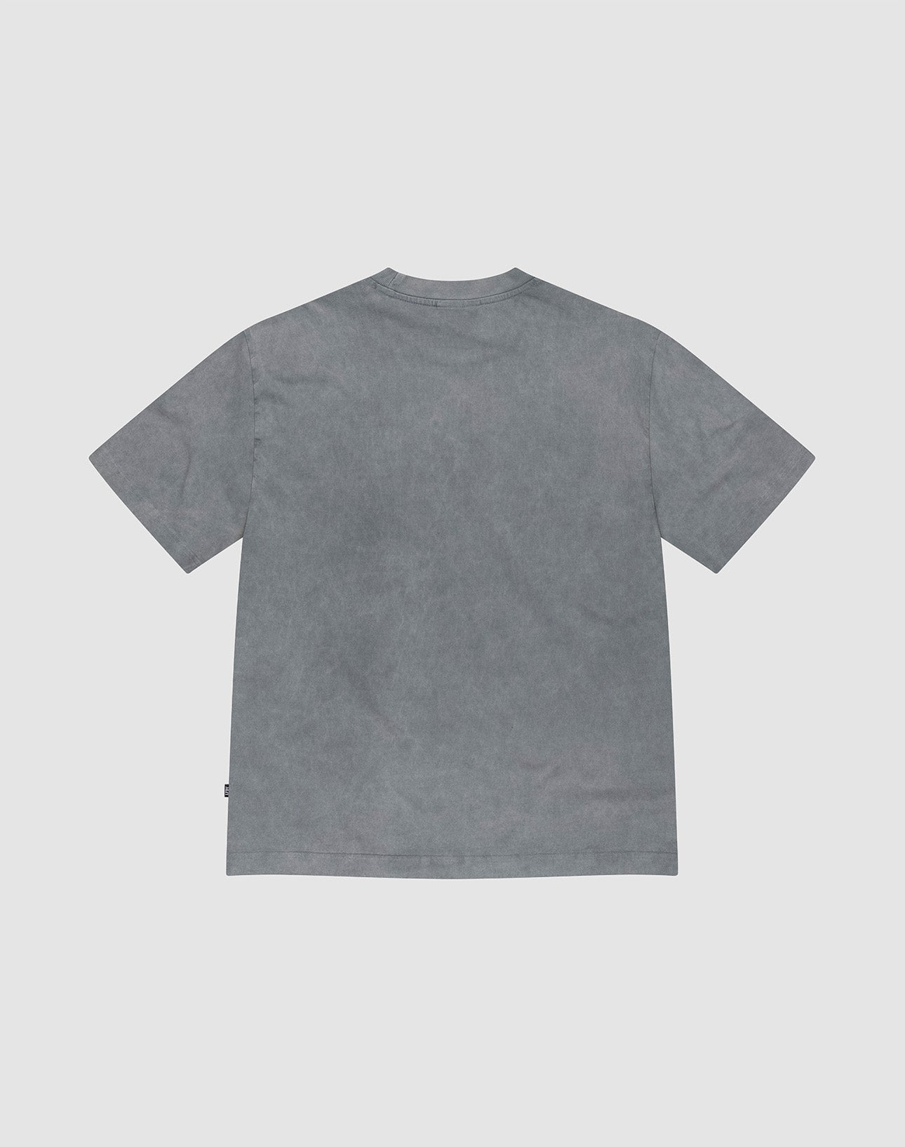 The LIVE FAST DIE YOUNG Basic +49 Chest Tee is a loose-fit, short-sleeve gray T-shirt in an Oversize Fit, made from 100% Baumwolle for breathable comfort. Shown laid flat and viewed from the back on a light gray background.