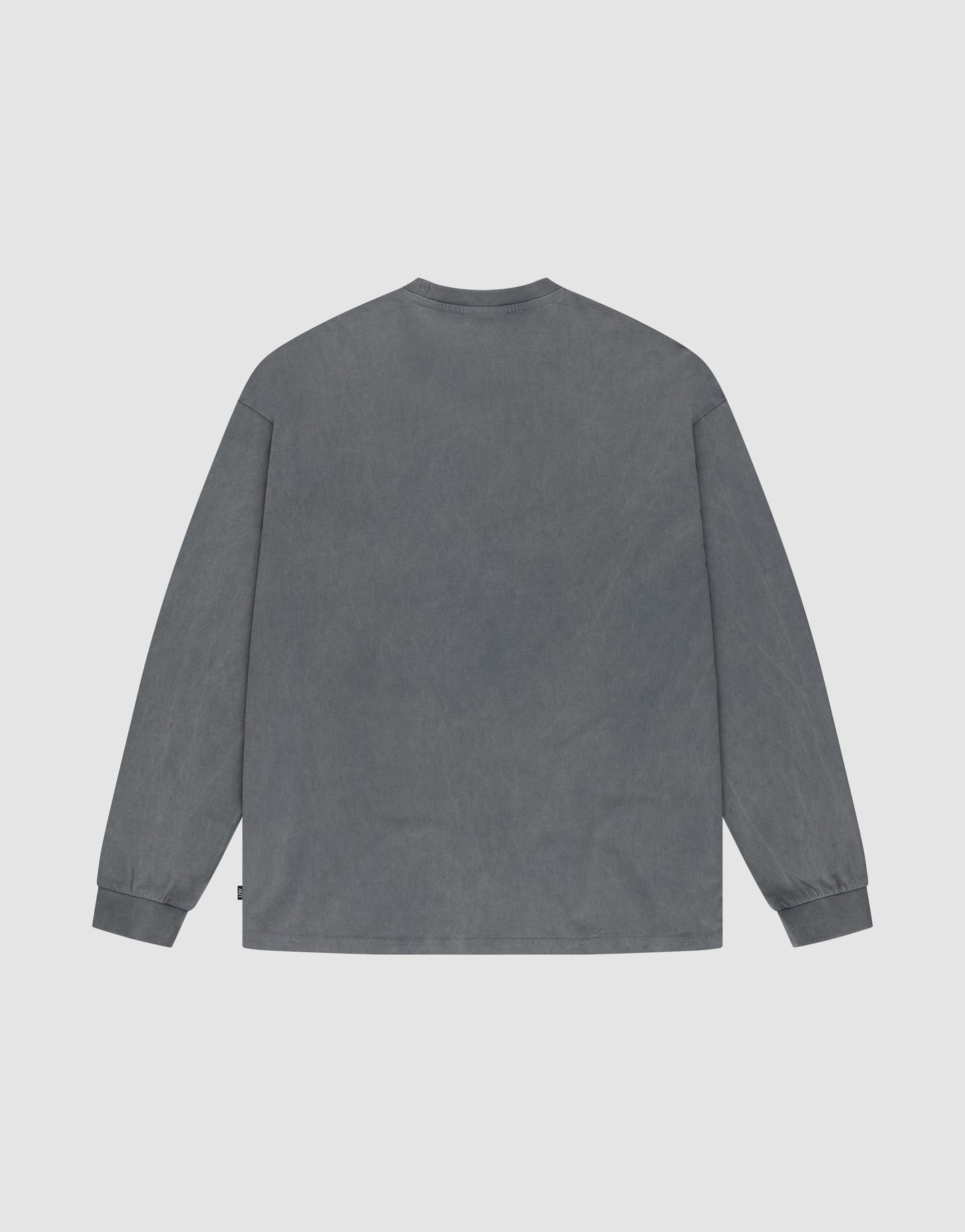 The LIVE FAST DIE YOUNG Basic Longsleeve is a plain, charcoal gray, oversized shirt with long sleeves and a crew neck, made from 100% Baumwolle. Shown from the back against a light gray background.