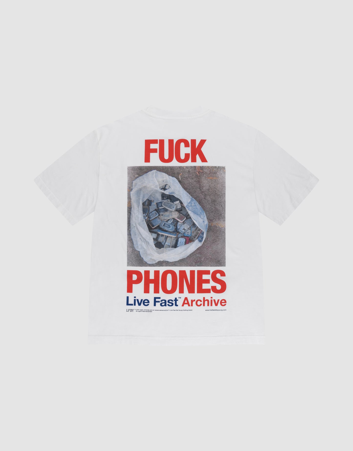 Das LFDY F*ck Phones Tee von LIVE FAST DIE YOUNG ist ein weißes Oversize-Baumwollshirt mit Front- und Backprint: Beutel voller alter Handys, roter “F*CK” Schriftzug, unten “PHONES” sowie “Live Fast Archive” in Blau und Rot.