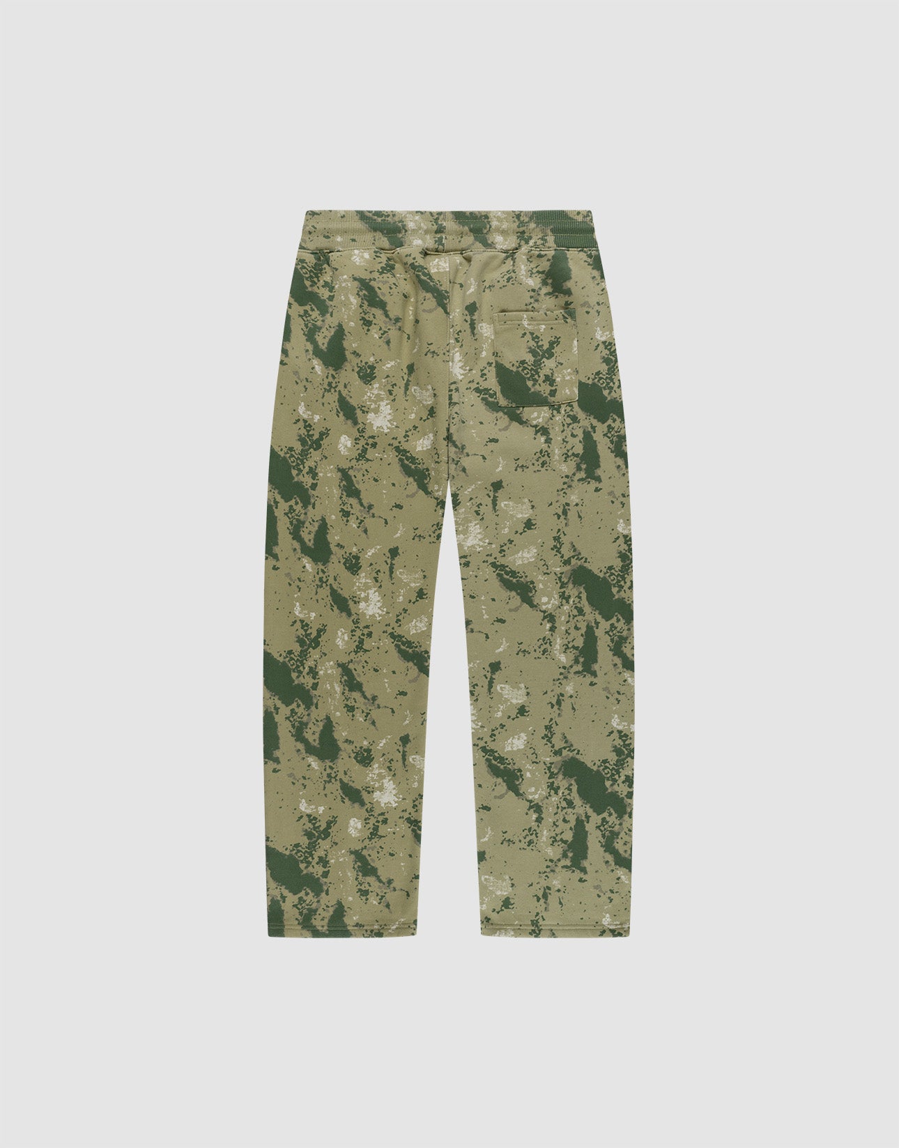 Back view of the LIVE FAST DIE YOUNG Camo Wide Joggerāgreen and tan camouflage pants in a wide fit with a single rear pocket, crafted from Baumwolle. Displayed on a light gray background.