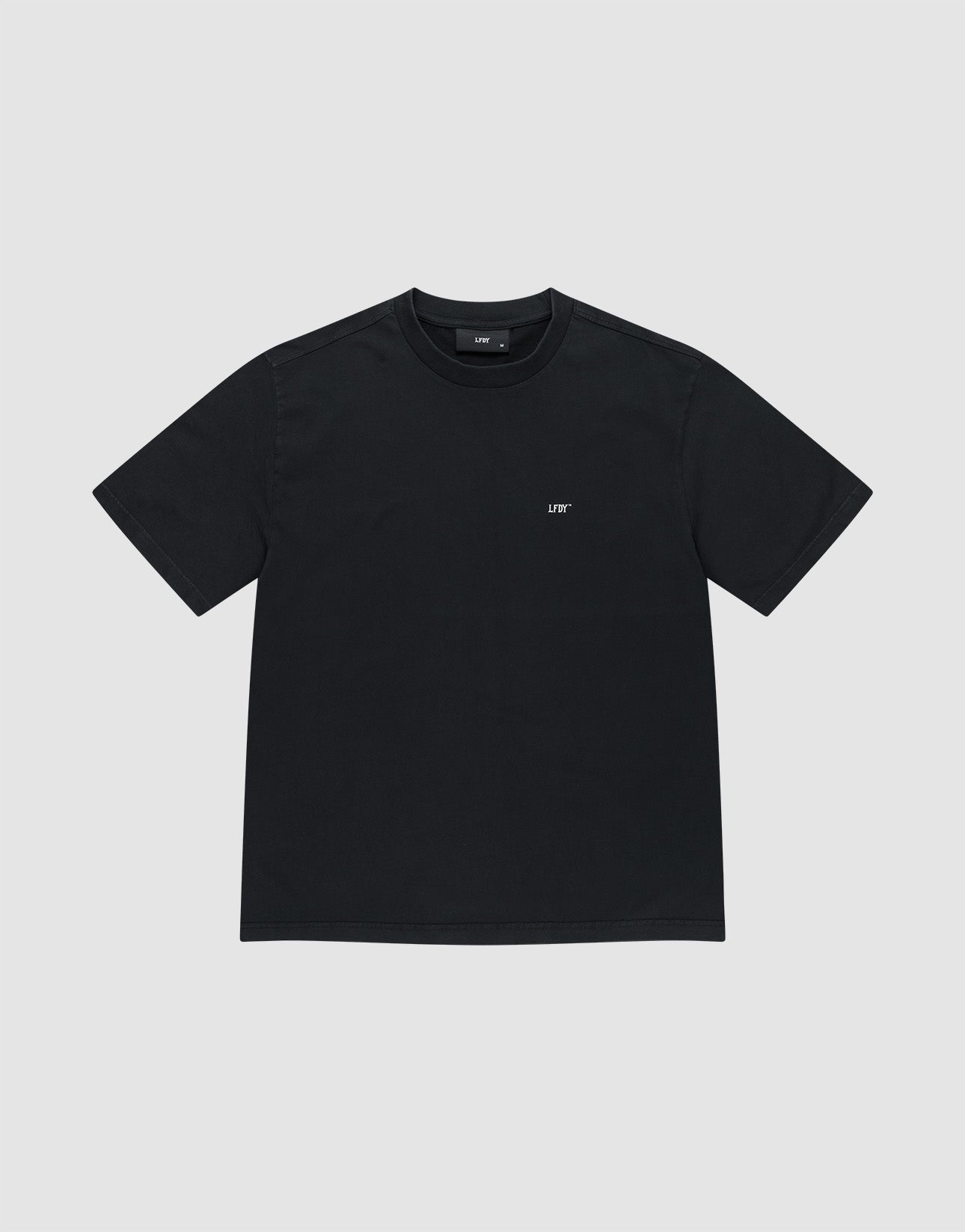 The Everybody Eats Tee by LIVE FAST DIE YOUNG is a black, short-sleeve oversize fit shirt in 100% Baumwolle. Displayed on a light gray background, it features a minimalist look with a small white LIVN logo on the chest.