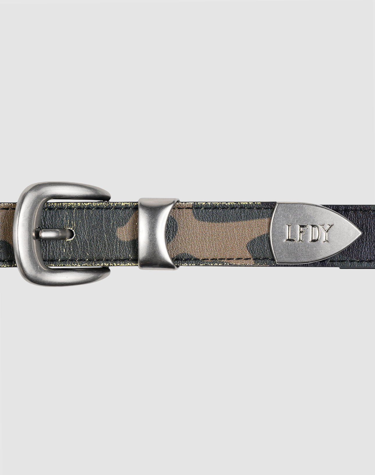 The LFDY Slim Belt by LIVE FAST DIE YOUNG features a camouflage pattern, silver buckle, pointed LFDY-stamped end, and practical Gesamtlänge. Displayed on a light gray background for stylish appeal. | model