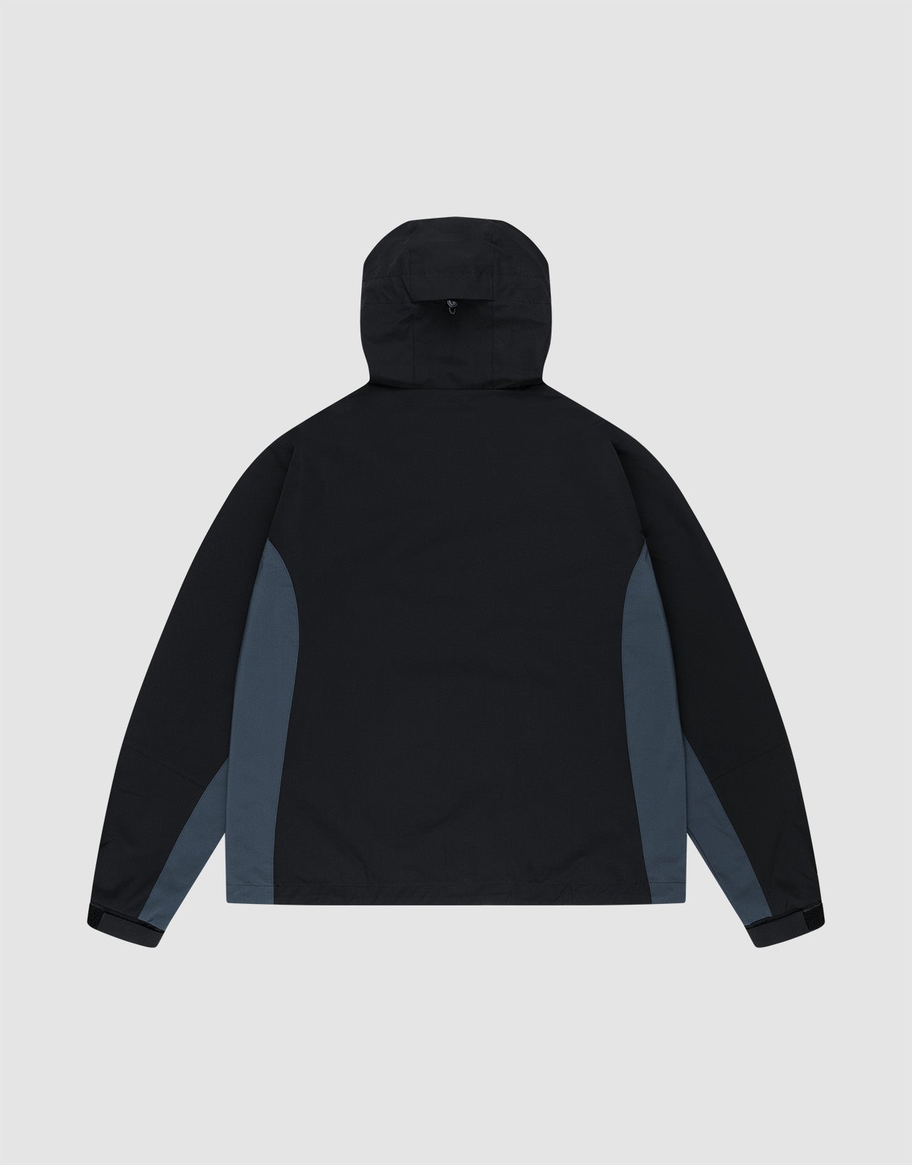 The LIVE FAST DIE YOUNG Basic Shell Jacket is black with dark gray side and underarm panels, a wasserabweisender Reißverschluss, and is shown flat with the back facing up on a light gray background.