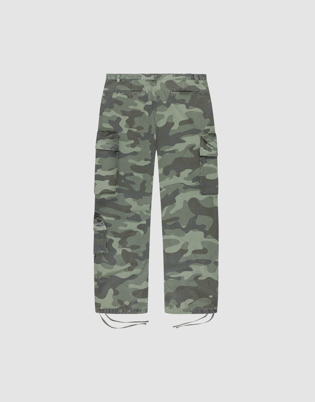 The LIVE FAST DIE YOUNG Army Cargo pants in green and brown camo feature durable Ripstop Stoff, Cargo Taschen, side pockets, and ankle drawstrings, shown flat on a white background.