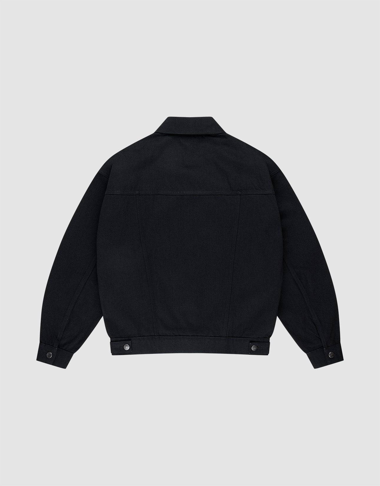 Die LFDY Denim Jacket von LIVE FAST DIE YOUNG ist eine schwarze Oversize-Jeansjacke aus 100% Baumwolle mit gerader Rückenpasse, Knopfmanschetten und verstellbaren Taillenlaschen auf hellem grauem Hintergrund.