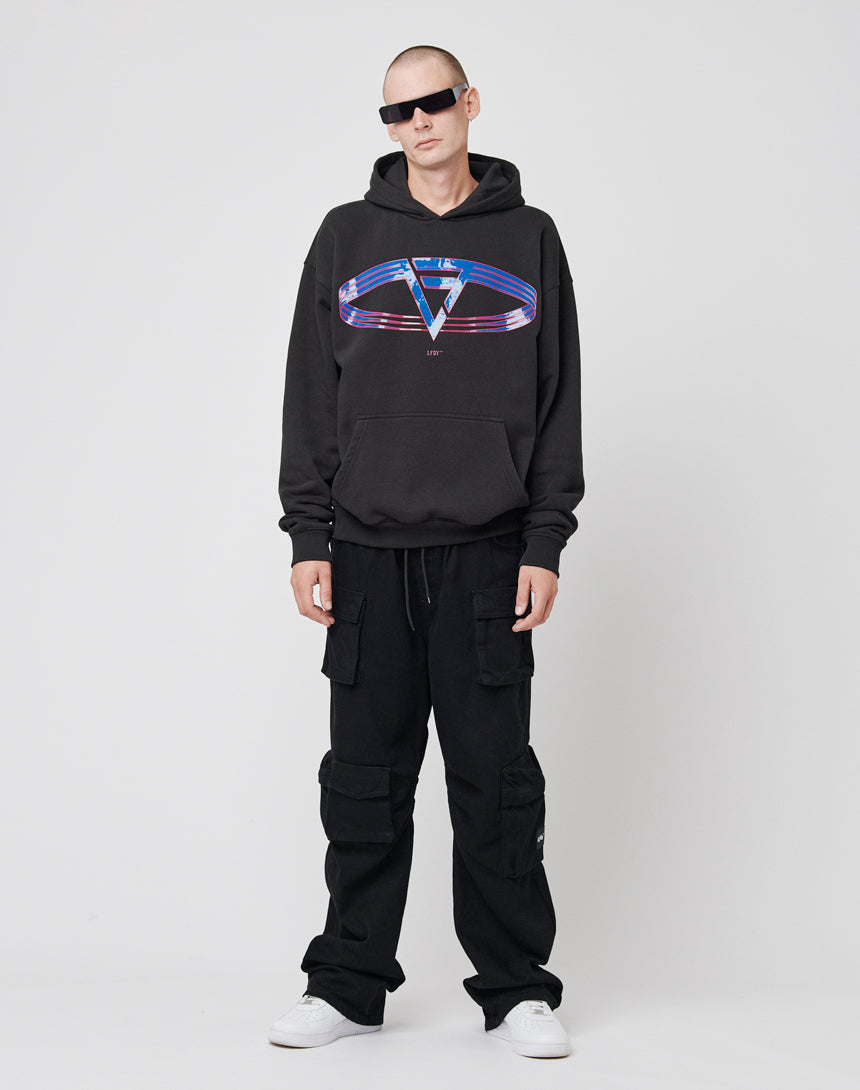 A person wearing black sunglasses, the LF Circle Hooded by LIVE FAST DIE YOUNG with bunter Grafik und LOST Text im Vintage Effekt, schwarze Cargo-Hose aus Baumwolle und weiße Sneaker steht vor weißem Hintergrund.