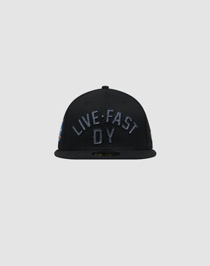 The LFDY X NEW ERA 59FIFTY fitted cap by LIVE FAST DIE YOUNG features bold front embroidery and comes in classic black with a plain gray background. Größentabelle available for perfect sizing.