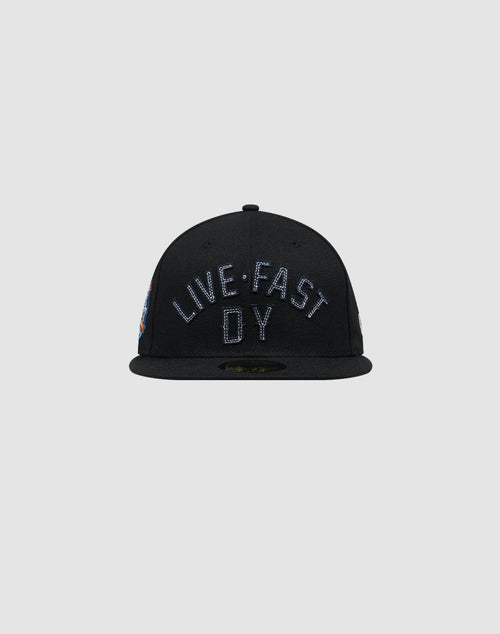 The LFDY X NEW ERA 59FIFTY fitted cap by LIVE FAST DIE YOUNG features bold front embroidery and comes in classic black with a plain gray background. Größentabelle available for perfect sizing.