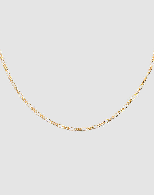 The Basic Figaro Chain by LIVE FAST DIE YOUNG is a delicate gold necklace made from 925 vergoldet Sterling Silber with an adjustable length, shown on a plain light gray background.