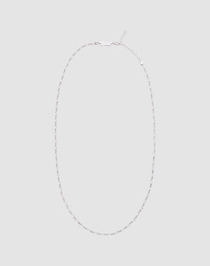 The LIVE FAST DIE YOUNG Basic Figaro Chain is a delicate 925 Sterling Silber necklace with a simple clasp, shown in an oval on a light gray background. Die Kettenlänge ist verstellbar für deine perfekte Passform.