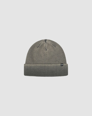 The LIVE FAST DIE YOUNG Double Rib Knit Beanie in grey features a doppellagig gestricktes Design for a voluminöser Look, folded brim, and small black tag on the left side, shown against a plain light grey background.