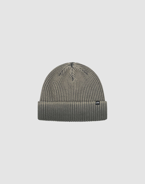 The LIVE FAST DIE YOUNG Double Rib Knit Beanie in grey features a doppellagig gestricktes Design for a voluminöser Look, folded brim, and small black tag on the left side, shown against a plain light grey background.
